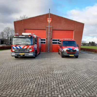 Brandweerkazerne Roggel met twee brandweervoertuigen