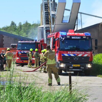 Brandweer Weert blust een stalbrand in Nederweert