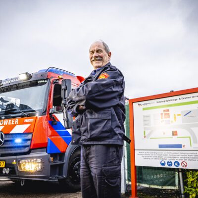 Tankautospuit van de afdeling Vakbekwaam met een brandweerman op de voorgrond op Vakbekwaam op het opleidingsterrein van het Regionaal Opleidingsinstituut (ROI) van Brandweer Limburg-Noord