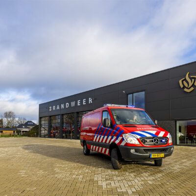 Brandweerkazerne Brandweer Horst met het snelle interventie voertuig op de voorgrond