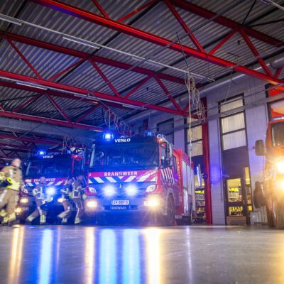 Brandweer Venlo rukt uit en rent naar een tankautospuit in de brandweerkazerne van Venlo