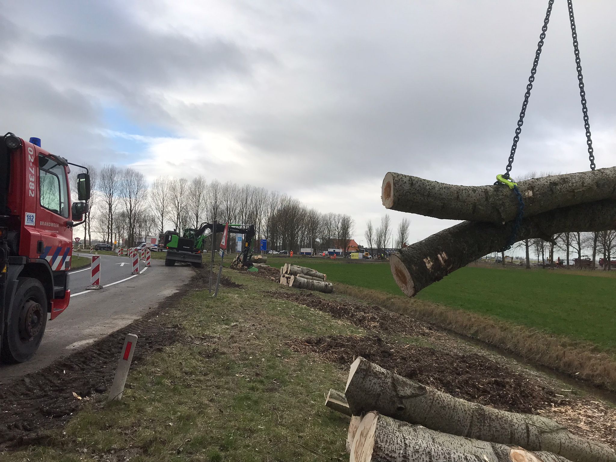 Brandweer Fryslân takelt oefenbomen uit berm