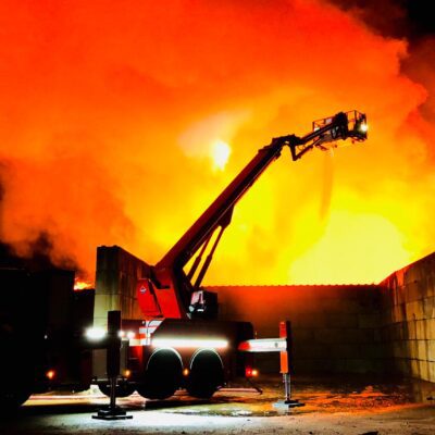 Blussen grote brand via de hoogwerker