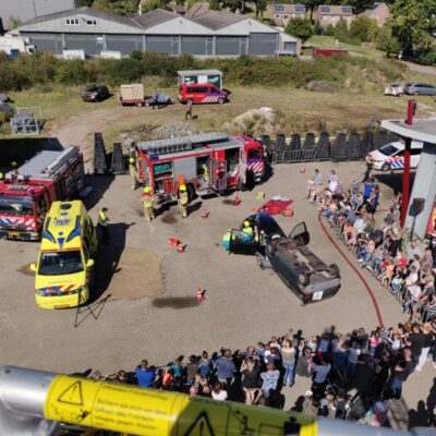 Open Dag Brandweer Lomm. Multi oefening met brandweer en ambulance, toeschouwers kijken.
