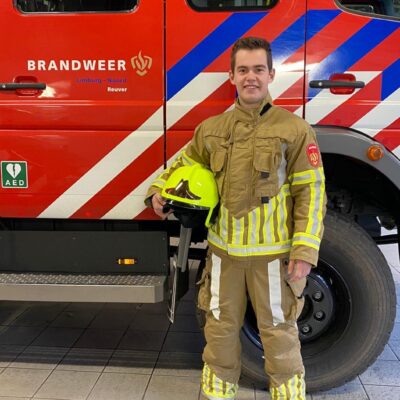 Brandweerman voor tankautospuit van Brandweer Reuver