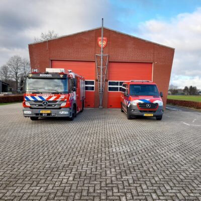 Brandweerkazerne Roggel met twee brandweervoertuigen