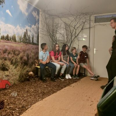 Basisschoolleerlingen van groep 8 beleven voor de eerste keer het scenario 'Omgaan met Natuurbrand' in de Risk Factory