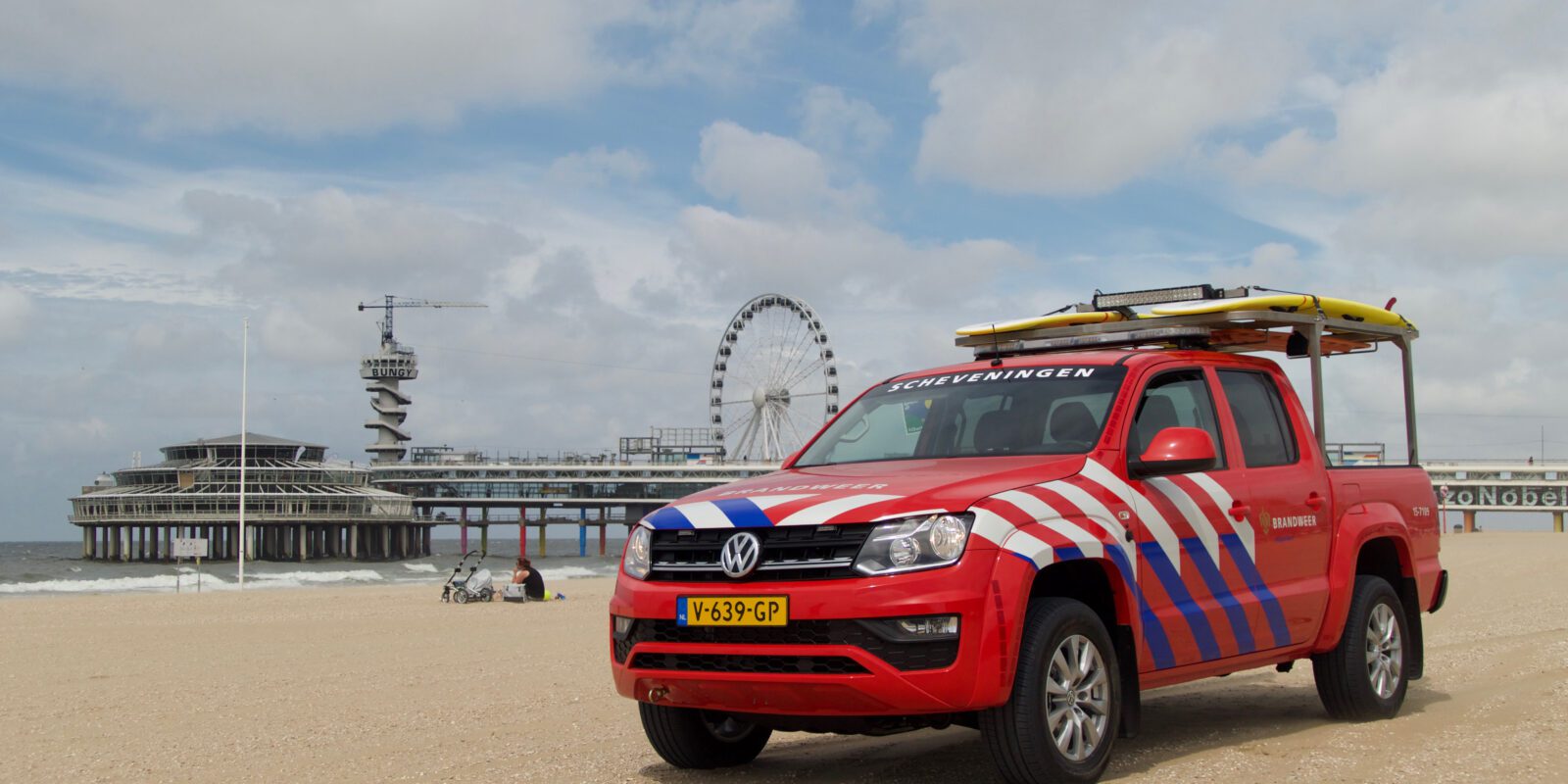 Brandweerwagen op het strand van Scheveningen