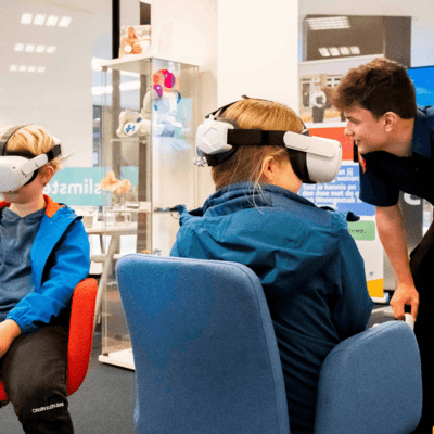 Kinderen met VR-bril tijdens (Brand)veilig Wonen Dag