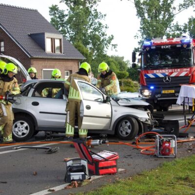 Hulpverlening van Brandweer Echt bij een auto-ongeluk