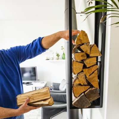 Gestapeld schoon en droog hout om veilig te stoken