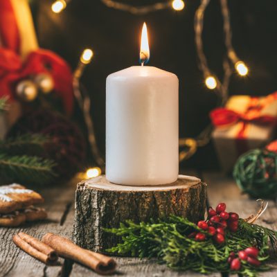 Foto van een kaars in kerstsfeer