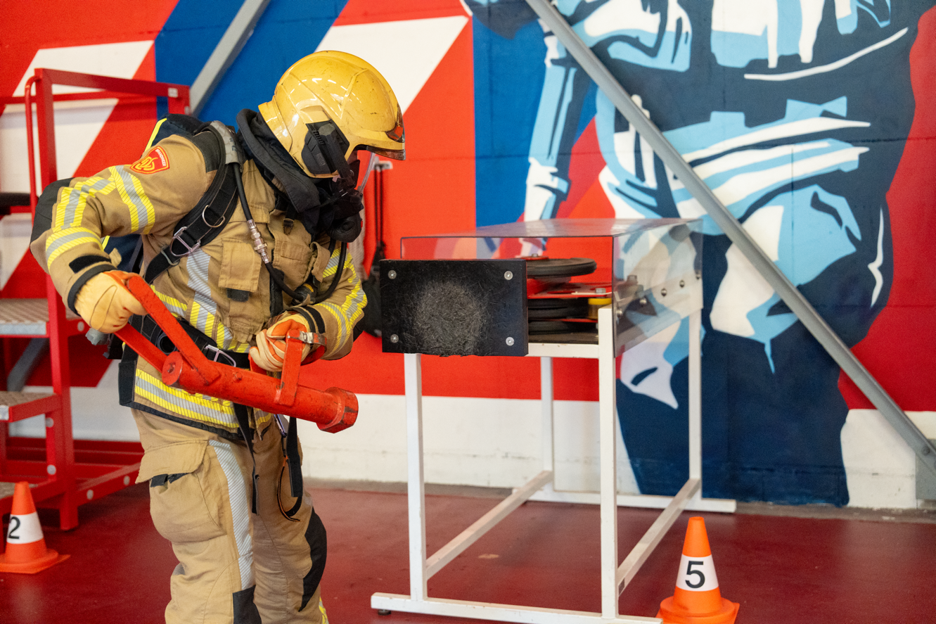 Brandweerman op brandbestrijdingsbaan