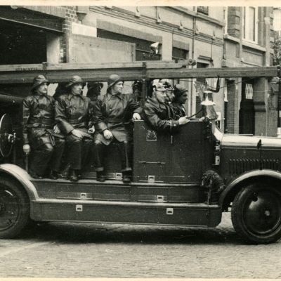 Zwart wit foto van de originele brandweerauto