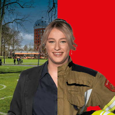 Brandweervrouw poserend in normale kleding en brandweerkleding