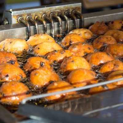 Aantal oliebollen die in het olie liggen