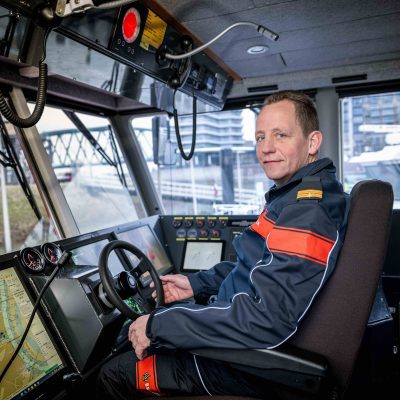 Collega Leon achter het stuur in de blusboot van Brandweer Gelderland-Zuid