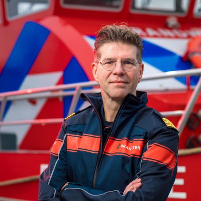 Collega Lukas Vermeulen van de VRGZ voor de blusboot van Brandweer Gelderland-Zuid