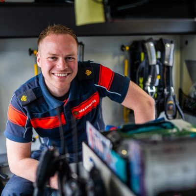 Brandweerman in brandweerwagen