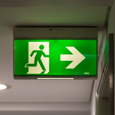 Groen bord met een rennend poppetje met een pijl naar rechts. Veilig overnachten tijdens Vierdaagse