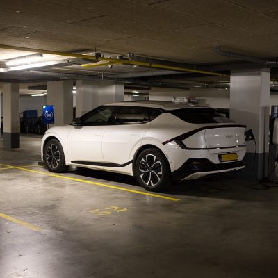 Elektrische auto in parkeergarage aan de lader
