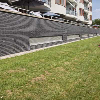 Buitenkant van een parkeergarage onder een flatgebouw