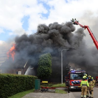Gevaarlijke rookontwikkeling bij huisbrand in Heesbeen