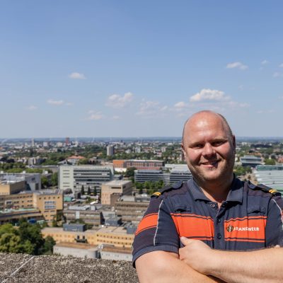 Brandweercollega geposeerd op het dak van een universiteit in Nijmegen