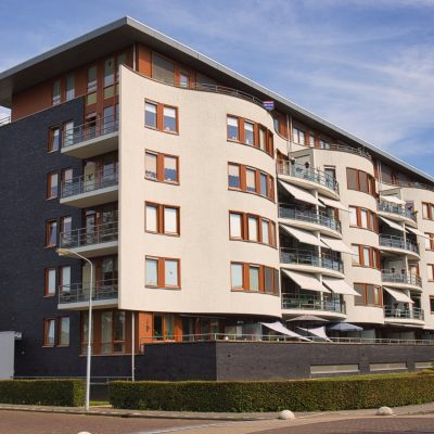 Flatgebouw met daaronder een parkeergarage