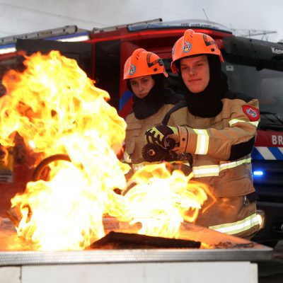 Jeugdbrandweer bezig met blusoefening