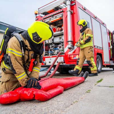 Brandweermensen in actie tijdens oefening