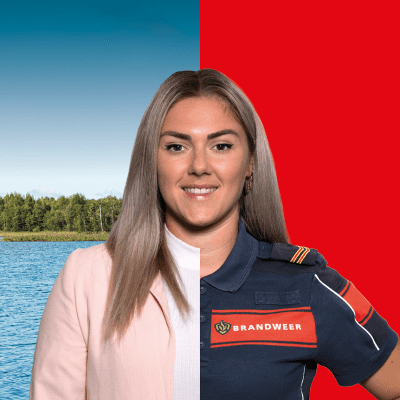 vrouw met aan de linkerkant casual kleren en aan de rechterkant haar brandweeruniform