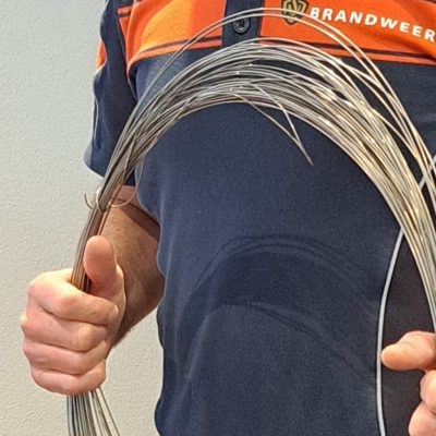 Bevestig versiering met ijzerdraad