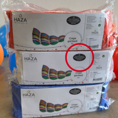 Op de verpakking van veilige versiering voor WK-locaties staat het label ‘brandvertragend’.