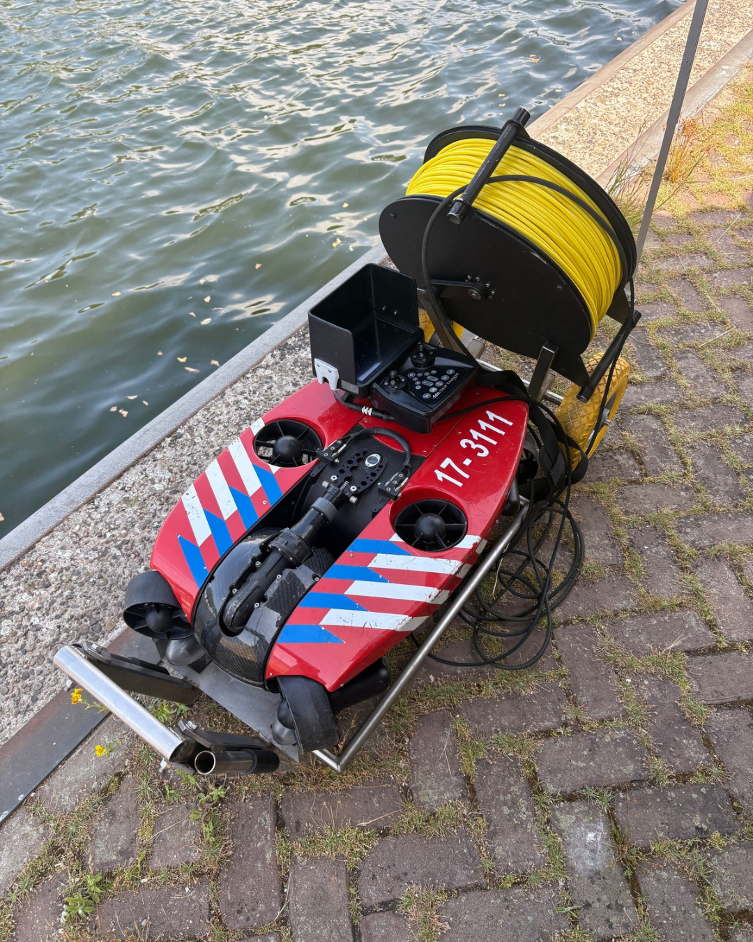 onderwaterdrone op de kant.
