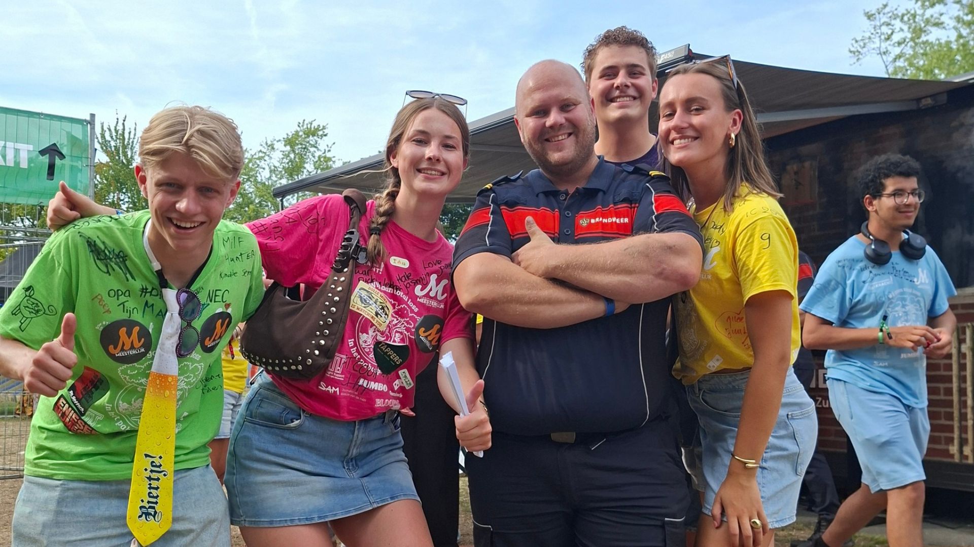 studentenambassadeur gijs tussen studenten tijdens een introfeest.